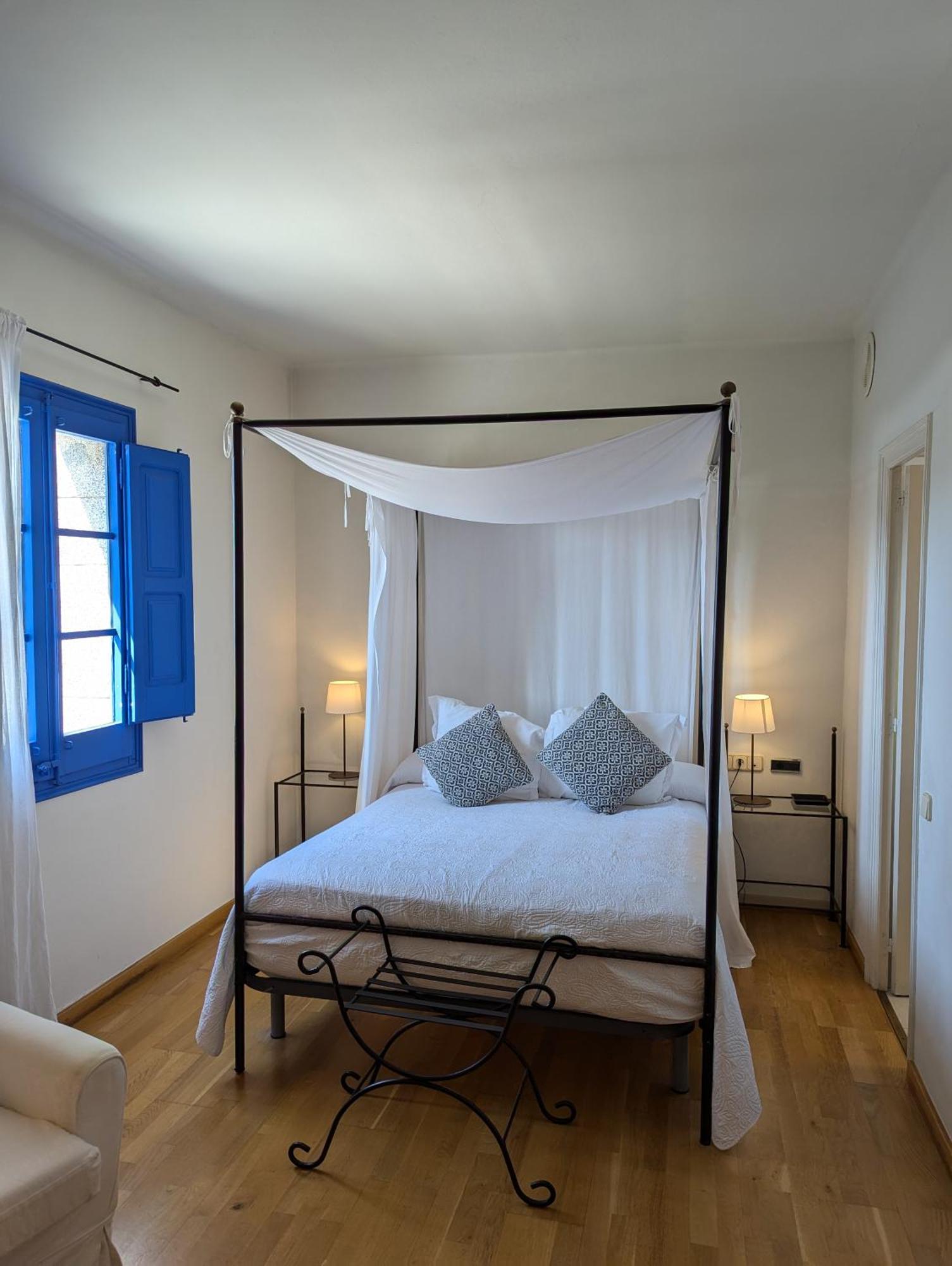 Hostal De La Placa - Hotel Boutique กาบริลส์ ภายนอก รูปภาพ