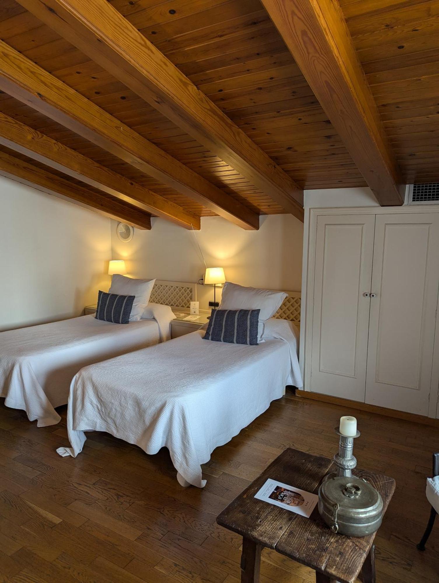 Hostal De La Placa - Hotel Boutique กาบริลส์ ภายนอก รูปภาพ